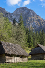 Wiosna w Tatrach Dolina Strążyska, Giewont, drewniane chaty