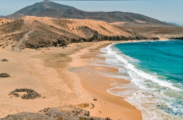 Eingescanntes historisches Farbfoto des Sandstrands 