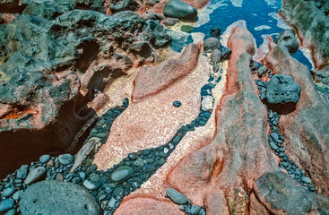 Eingescanntes historisches Farbfoto von beim Fliessen erstarrter Lava oder Magma an der...