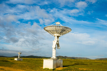 Radio telescopes and the Milky Way at night