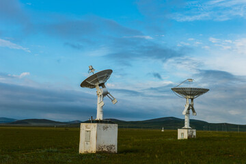 Radio telescopes and the Milky Way at night