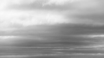 5月の山から どんよりとした雲が連なる空モノクローム04