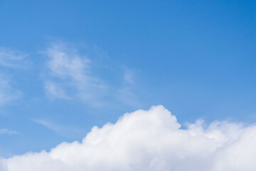 5月の山から見た青空とふわふわの雲17