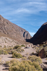 Fototapeta premium Casa entre montañas