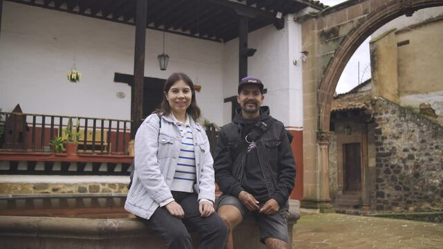 Dos j&oacute;venes turistas dan un paseo por el pueblo