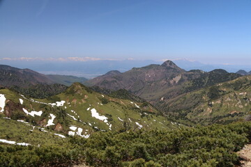 Obraz premium 高原を走る志賀草津道路（国道292号）からの風景。北アルプスを望む。