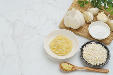 日本の食べ物｜にんにく麹と材料(にんにく・米麹・塩)