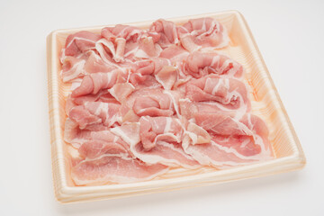 食品トレーに入った豚の肩肉(薄切り)