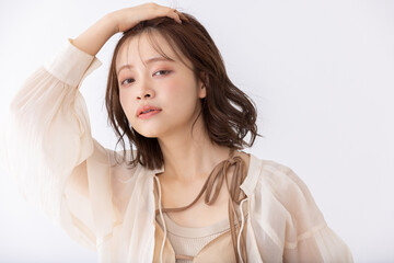 髪をかき上げる可愛い女性