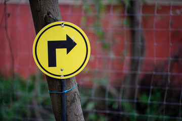 Right turn sign 