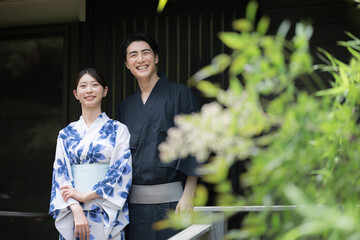 夫婦やカップルでの浴衣での旅行や観光のイメージ　見上げて眺める