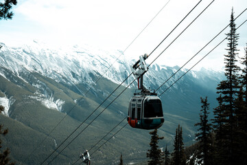A gondola floats above snowy mountains in Banff © Viks