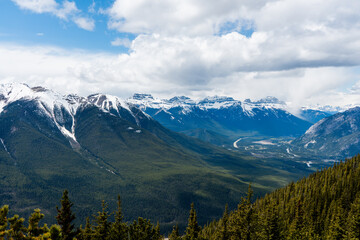 Obraz premium A panoramic view of the snow-capped Rocky Mountains