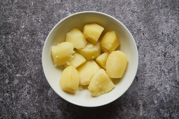 młode ziemniaki w misce 