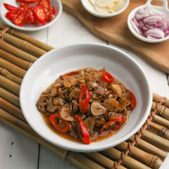 Stir fry beef with garlic, onion and chili in white plate