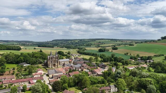 Vue a&eacute;rienne du village d'Avioth avec sa c&eacute;l&egrave;bre basilique, dans la Meuse, en Lorraine