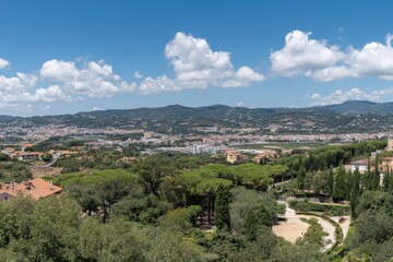 Fototapeta premium Scenic Vista Town Nestled Among Green Mountains