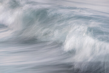 Obraz premium Soft ocean wave breaking on minimal ICM with blue turquoise and white