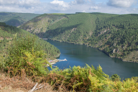 Fototapeta River Miño gorge landscape in Ribeira Sacra, Galicia, Spain.