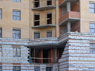 Naklejka premium The raw architecture of a building under construction reveals a glimpse into the building process.