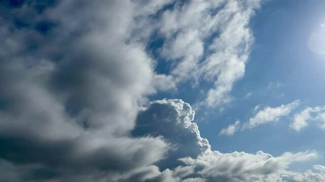 晴れの日の青空　タイムラプス