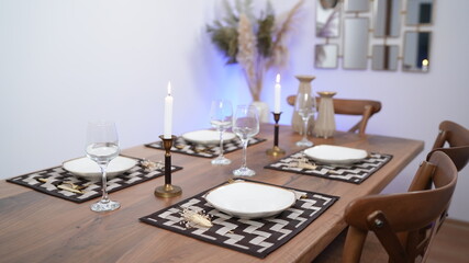 zigzag modern placemat and runners on the dining table