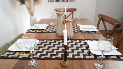 zigzag modern placemat and runners on the dining table