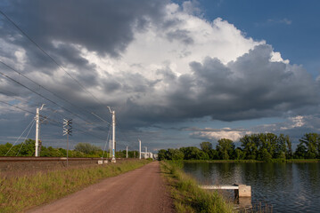 Goczałkowice Zdrój, widok na tory kolejowe i staw Maciek  w majowe popołudnie. © Elżbieta Kaps