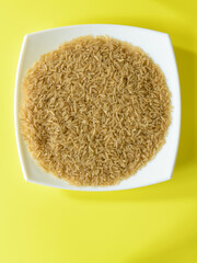 PLATO CON ARROZ SOBRE FONDO AMARILLO