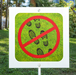 Sign DON'T WALK ON GRASS.