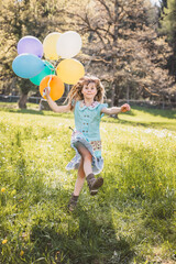 Kind/M&auml;dchen mit Luftballons