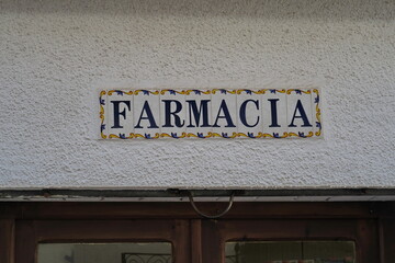 Farmacia. (Pharmacie) Inscription en espagnol sur un mur blanc. 