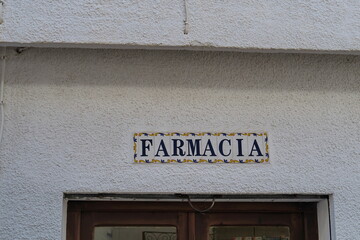 Farmacia. (Pharmacie) Inscription en espagnol sur un mur blanc. 