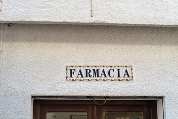 Farmacia. (Pharmacie) Inscription en espagnol sur un mur blanc. 