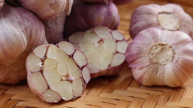 Dried garlic in a basket	