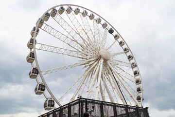 Modern Ferris Wheel Against cloudy Sky   Nowoczesny diabelski młyn na tle pochmurnego nieba © Adrian White