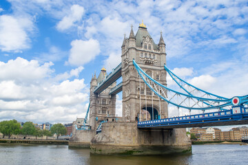Obraz premium London drawbridge with towers against cloudy sky