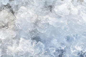 Obraz premium Ice crystals forming beautifully on the surf at a chilly beach during winter