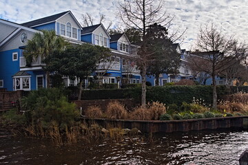 Fototapeta premium Beautiful homes along the Cape Fear River in Wilmington offer a scenic view of the river.
