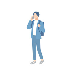 スマホで話しているリュックを背負ったビジネスマン