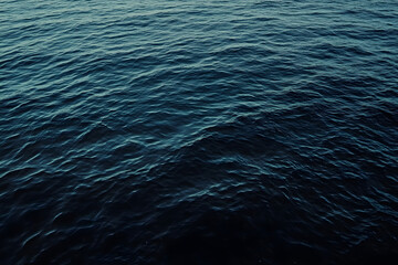 Obraz premium Calm ocean waves at dusk.