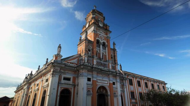 Witness the stunning architecture of Xalteva Church as the sun sets, showcasing vibrant colors and historic details in this captivating hyperlapse.