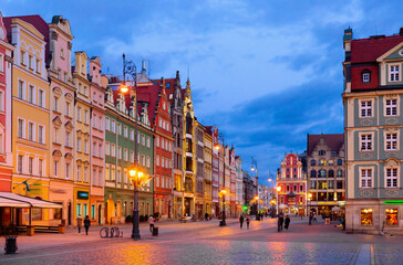 Obraz premium Wroclaw Market Square with picturesque Baroque architecture of townhouses at twilight
