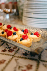 MINI TARTALETAS RELLENAS CREMA PASTELERA Y FRUTOS ROJOS