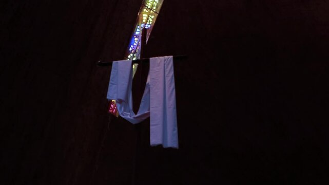 La cruz es un simbolo de amor. Pero cuando tiene colores se percibe menos el dolor y m&aacute;s el amor. Jesucristo es el signo del amor.