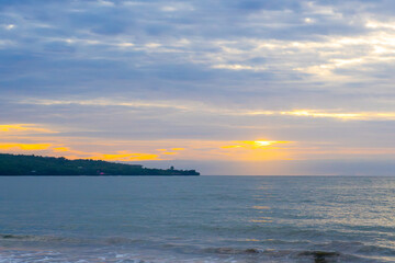 Fototapeta premium The sky is a beautiful mix of pink and orange hues, creating a serene