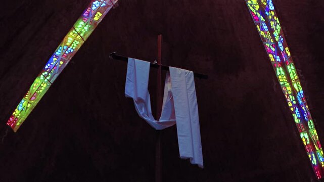 La cruz es un simbolo de amor. Pero cuando tiene colores se percibe menos el dolor y m&aacute;s el amor. Jesucristo es el signo del amor.