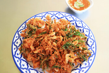Delectable Southern Thai Popular Deep Fried Shrimp with Ming Aralia Fritters