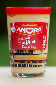 Pot en verre de moutarde de la marque Amora, France