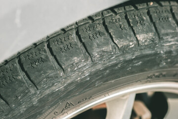 ひび割れが進行したタイヤ © 瑛之 新井